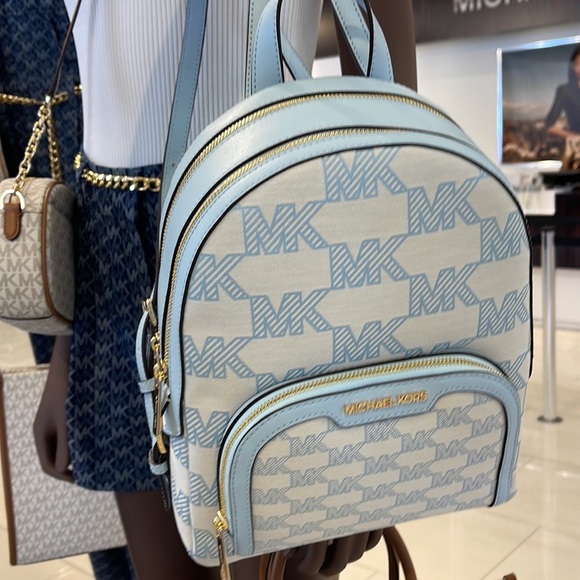 Michael Kors Jaycee Medium Logo Zip Pocket Backpack
35S3G8TB2J
Vista Blue - Picture 2 of 16